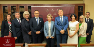 Csoportkép az ügyészségi molinó előtt a szerb delegáció és a magyar delegáció tagjairól Szegeden