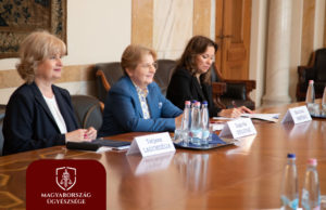 A fotón középen a szerb legfőbb ügyész asszony ül, mosolyog, éppen az asztal túl oldalán ülő magyar legfőbb ügyészhez beszél. Mellette két oldalról a szerb delegáció másik két tagja ül.