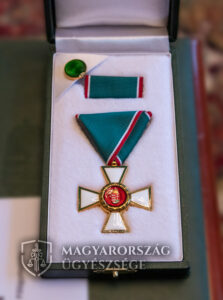 A fotón a Magyar Érdemrend lovagkereszt kitüntetés van.