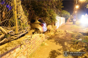 A képen az elkövető autójának hátulsó része látható, amint végül egy kerítést áttörve egy udvaron állt meg.