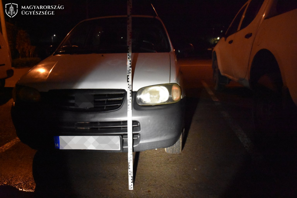 A fotón az egyik javításra átvett, majd a tulajdonos tudta nélkül értékesített, később a rendőrség által lefoglalt gépkocsi látható.
