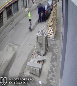 A térfigyelő kamera fényképén az elkövető látható, amint próbál beszállni a rendőrautóba.