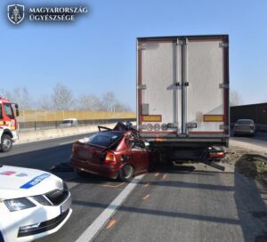A képen a balesetben részes autók véghelyzete látható.