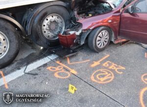 A képen a balesetet okozó jármű eleje átható a teherautó alá szorulva.