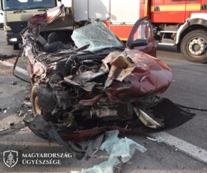 A képen a balesetet okozó jármű sérülései láthatóak elölről.
