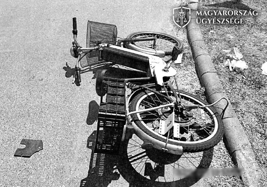 a sértett által vezetett, megsérült segédmotoros kerékpár