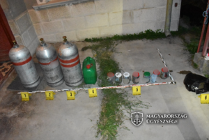 Gázpalackok, a benzineskanna és a molotov-koktélnak kinéző befőttes üvegek