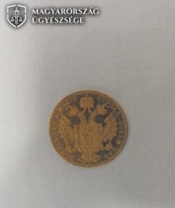 a vádlott által ellopott egydukátos aranyérme írás oldala a Habsburg birodalmi császári címerrel