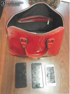 női táska, előtte mobiltelefonok kirakva