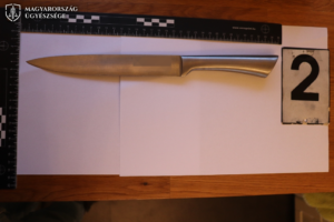 a támadáshoz használt vékonyabb pengéjű kés