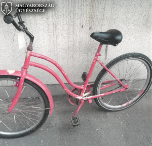 a vádlott által ellopott rózsaszín kerékpár