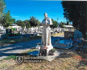 A megrongált Mindszenty szobor a temetőben