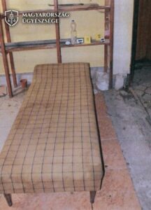 A fogvatartás helye, az ágy, ahol a sértettet tartották egy láncon.