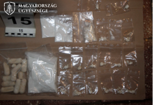 Kábítószer-kereskedelem bűntette miatt emelt vádat a Komárom-Esztergom Vármegyei Főügyészség azzal a férfival szemben, aki több, mint fél kilogramm kokain és amfetamin tartalmú port tartott tatai otthonában, hogy azt továbbértékesítse.