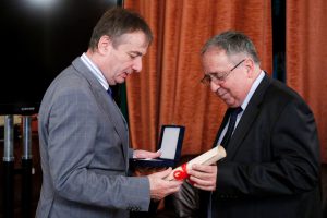 Dr. Belovics Ervin legfőbb ügyész helyettes dr. Láng László főosztályvezető ügyésznek adja át a díjat